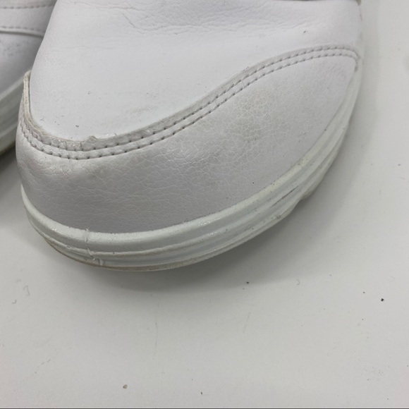 New Balance Men\'s White Athletic Shoes main image 5